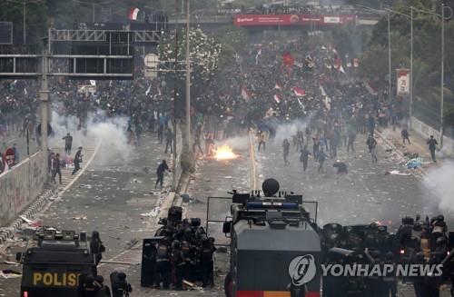 인니 형법 개정안 반대시위 300여명 부상…한인 차량 '돌팔매'도(종합)