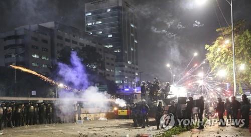 인니 형법 개정안 반대시위 300여명 부상…한인 차량 '돌팔매'도(종합)