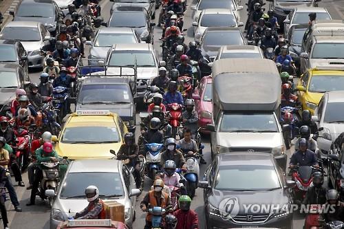 태국, 대형 오토바이의 차량 사이 '곡예주행' 금지