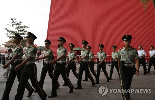 중국 건국 70주년 기념일에 10만명 군중 퍼레이드