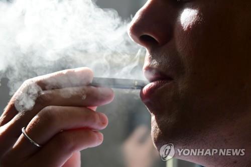 美 CDC "전자담배 관련 의심 폐질환 52% 급증…12명 사망"