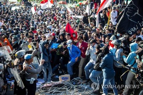 인도네시아 '형법 개정반대 시위' 수 만명 거리로…2명 사망