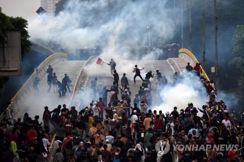 인도네시아 '형법 개정반대 시위' 수 만명 거리로…2명 사망
