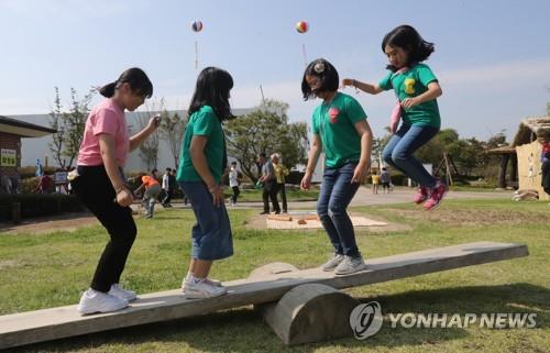 [카메라뉴스] 김제지평선축제 개막…널뛰는 어린이들