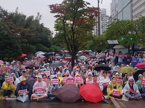 부산서도 폭우 속 "검찰 개혁" vs "조국 퇴진" 집회