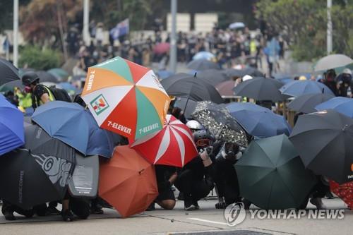 홍콩 '우산혁명 5주년' 이틀째 격렬 시위…경찰, 실탄 경고사격