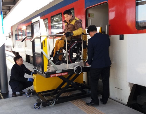 코레일, 철도역에 교통약자 이용 전동휠체어 설비 늘린다