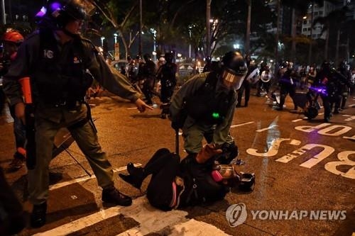 홍콩 주말 시위서 극렬 충돌…경찰 두번째 `실탄 경고사격`