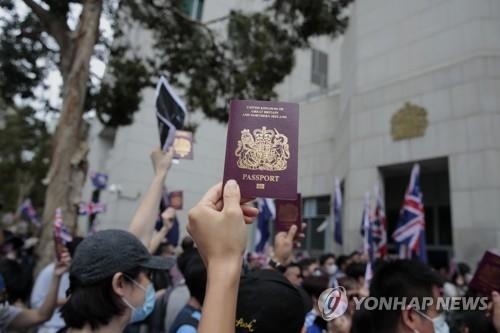 홍콩 시위대, 또 공항마비 시도..."우린 영국인" 구호도