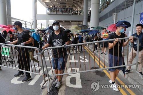 홍콩 시위대, 또 공항마비 시도..."우린 영국인" 구호도