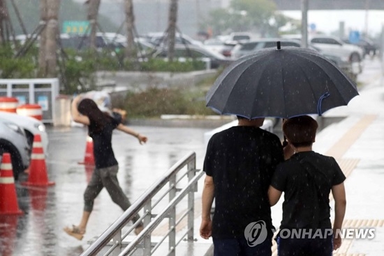 `가을장마 시작` 내일 전국 흐리고 제주·남부는 `비`…시간당 30㎜↑