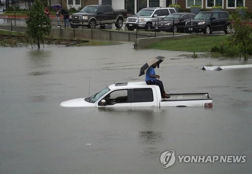 美텍사스주 폭우로 물바다…4명 사망·1천700명 구조 "비상사태 선포"