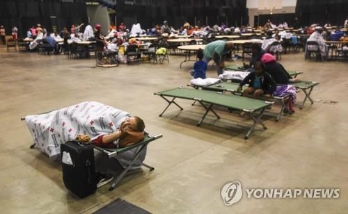 美텍사스주 폭우로 물바다…4명 사망·1천700명 구조 "비상사태 선포"