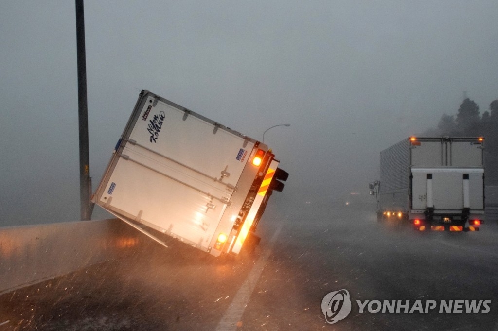 태풍 `타파` 오키나와 강타에 日 `비상`…항공기 276편 결항