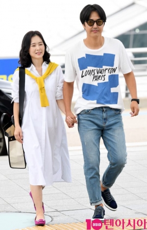 [TEN PHOTO]윤상현-메이비 &#39;패셔니스타의 화려한 커플 공항패션&#39;