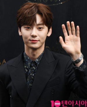 [TEN PHOTO]황민현 &#39;손바닥 보다 작은얼굴&#39;