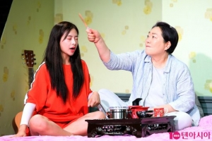 [TEN PHOTO]김채원 양희경 &#39;정겨운 할머니와 손녀&#39;