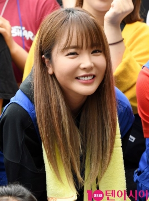 [TEN PHOTO]홍진영 &#39;봉사활동은 행복하게~&#39;