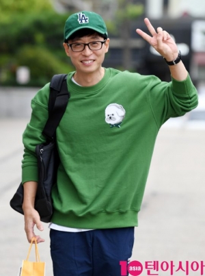 [TEN PHOTO]유재석 &#39;유느님 깔맞춤 출근길 패션&#39;