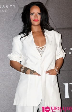 [TEN PHOTO]리한나(Rihanna) &#39;본인 메이크업 브랜드 한국 런칭&#39;