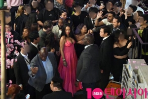[TEN PHOTO]리한나(Rihanna) &#39;이태원 골목을 꽉 채운 스텝과 팬들&#39;