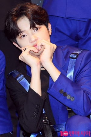 [TEN PHOTO] 엑스원 손동표 &#39;하트에 심쿵&#39;