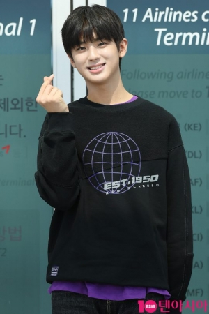 [TEN PHOTO] 김민규 &#39;달콤 손하트&#39;