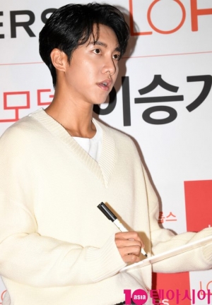 [TEN PHOTO]이승기 &#34;어 오늘 날짜가?&#34;