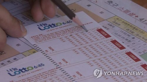 '불황형 상품' 복권, 올 상반기에 2조4천억원어치 팔렸다