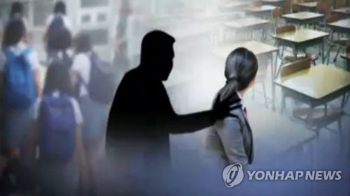 고교생 제자들 강제추행 40대 교사…1심 실형→2심서 집행유예