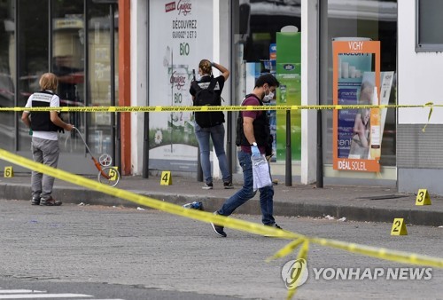 프랑스 리옹 외곽서 괴한 흉기 난동…1명 숨지고 9명 부상(종합)