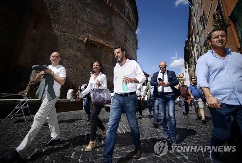 새 연정 성사되자 직접 거리로 나선 伊 극우정치인 살비니