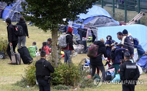 마크롱 "지나치게 관용적" 난민정책 수정 시사