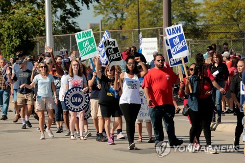 美민주 '양강' 바이든·워런, GM 파업 노동자 시위 동참
