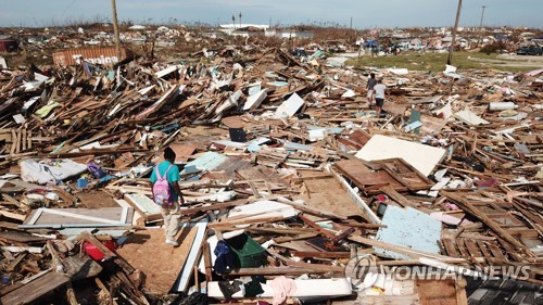 허리케인 폐허 속 죽음의 냄새…바하마 "사망자 수 충격적일 것"