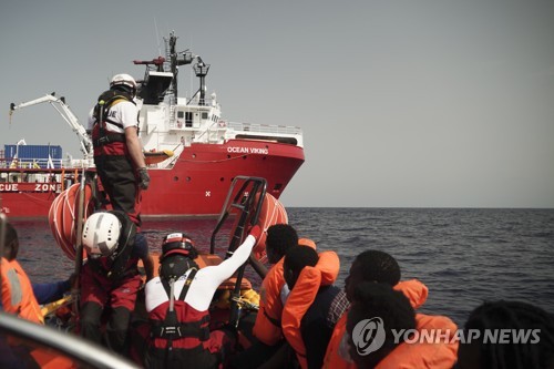 佛난민구조선, 지중해서 218명 추가 구조…伊·몰타에 입항 요청