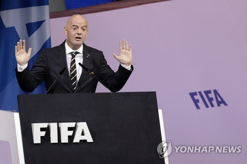 FIFA 회장 "伊 축구장 인종차별 문제 심각…전혀 개선안돼"