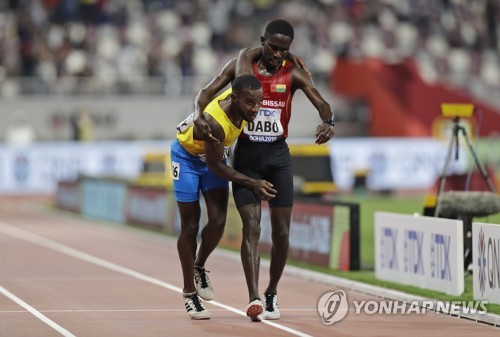 기록 포기하고 경쟁자 부축한 5,000ｍ 선수…IAAF·IOC '찬사'