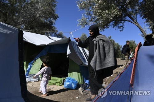 그리스 난민캠프 화재로 모자 사망…'열악 환경 개선' 항의 시위