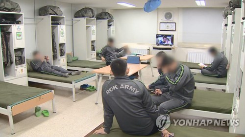 "병영 내 휴대전화 사용…인성함양·부대관리·전우애 일석삼조"