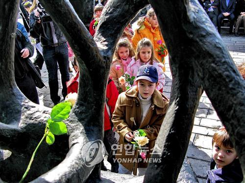 [獨 전쟁배상]② 추가 배상 이견속 '사죄는 사죄' 이어가