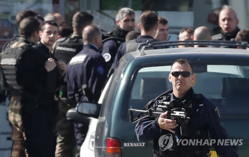 프랑스서 괴한 2명이 주차장서 흉기공격…1명 숨져