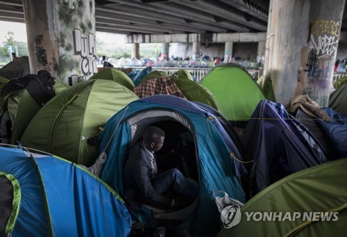 마크롱 "난민에 너무 매력적인 나라여선 곤란"