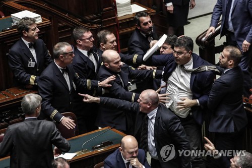 伊 정치거물로 변신 콘테, 미운오리된 살비니…역전된 정치인생