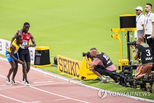 기록 포기하고 경쟁자 부축한 5,000ｍ 선수…IAAF·IOC '찬사'