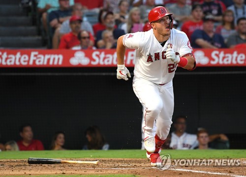 트라우트, MLB 역대 최연소 200홈런-200도루 달성