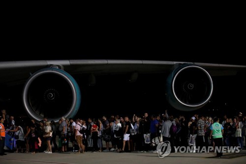 英여행사 토머스쿡 파산 혼란 이틀째…"송환작전에 2주 소요"