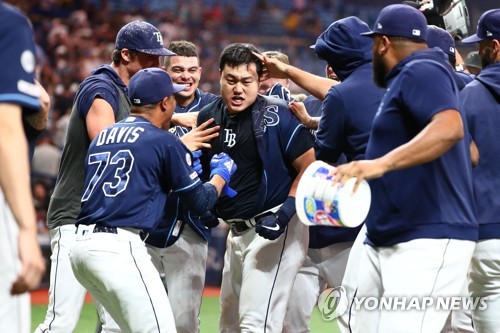 최지만, 생애 첫 PS 보인다…MLB 탬파베이 '2승만 더'