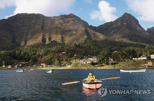 칠레 로빈슨 크루소섬 '보물찾기' 둘러싸고 환경 파괴 논란