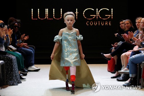 두 다리 의족 9살 영국소녀, 파리 패션위크서 '모델 워킹'